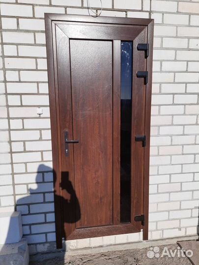 Входная дверь пластиковая коричневая 840*2040