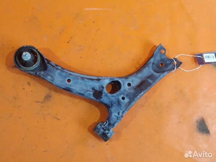 Рычаг передний правый Toyota Corolla fielder NZE14