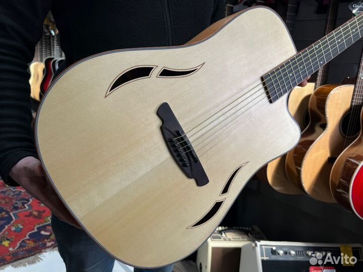 Акустическая гитара дредноут