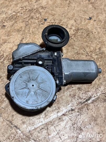 Моторчик стеклоподъемника Тойота Хайландер 3