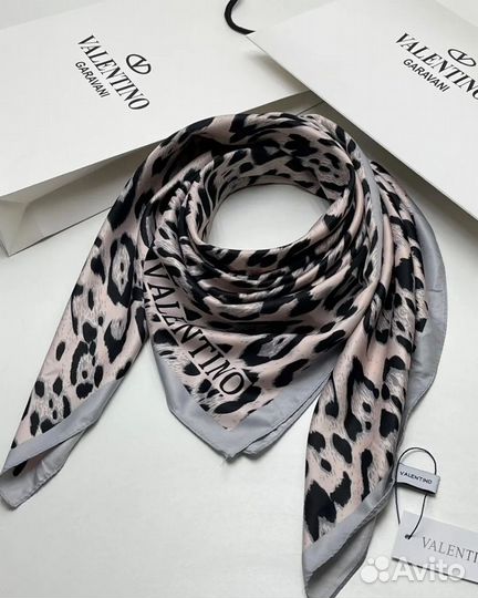 Платок valentino