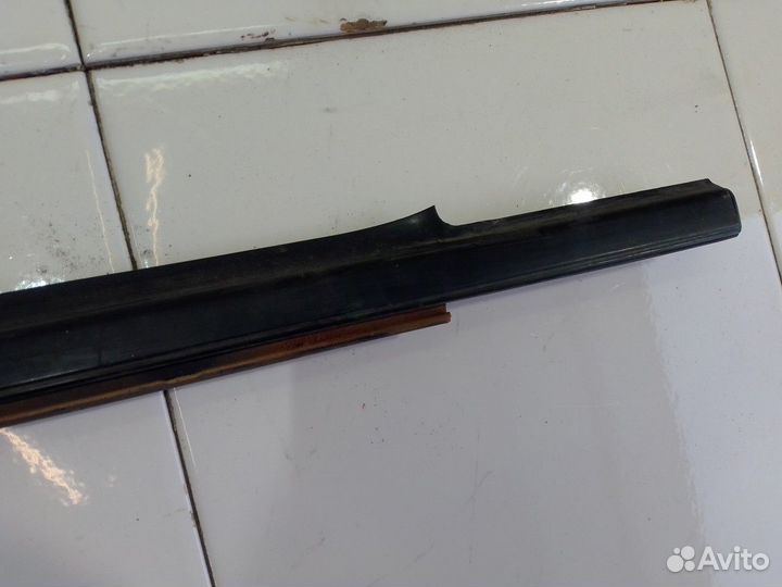 Молдинг двери верхний передний левый