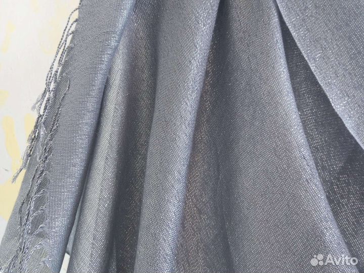 Серебристый палантин с бахромой