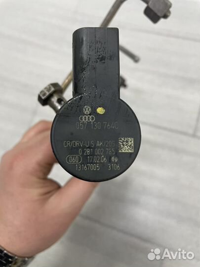 Топливная рампа правая Ауди А4 Б7 А6 С6 А8 Д3 Ку7