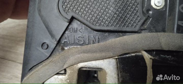 Замок двери задний левый Toyota Camry ASV40