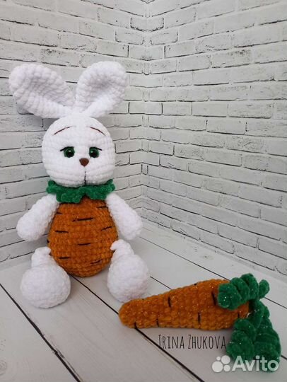 Вязаная игрушка зайчик морковка. Белый зайчик