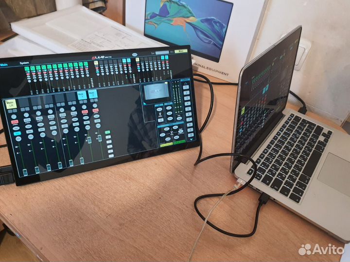 Устойчивый сенсорный портативный монитор 15.6