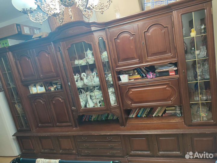 Сервант из цельного дерева