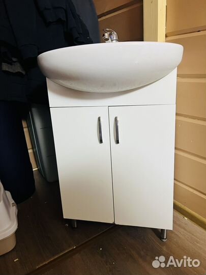 Раковина с тумбой и смесителем