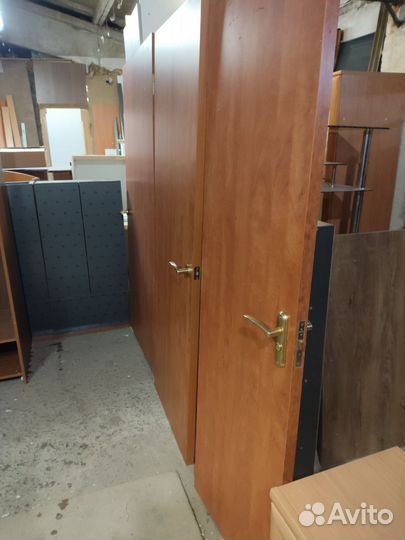 Продаются три дверных полотна б/у. Доставка