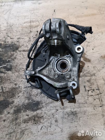 Поворотный кулак передний левый VW Passat B6