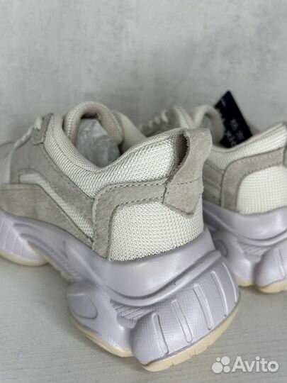 Кроссовки женские