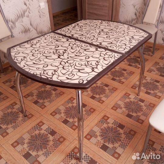 Кухонный стол и стулья