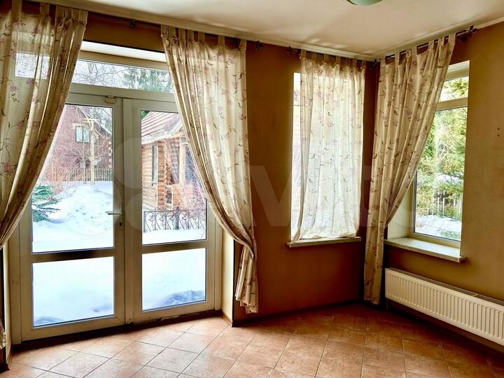 Коттедж 215 м² на участке 14 сот.