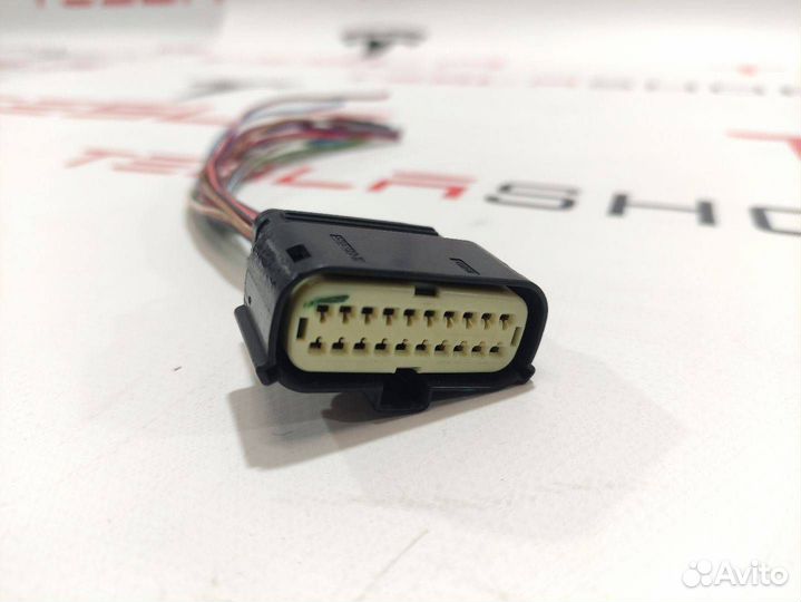 Фишка (разъем) электропроводка подкапотная Tesla