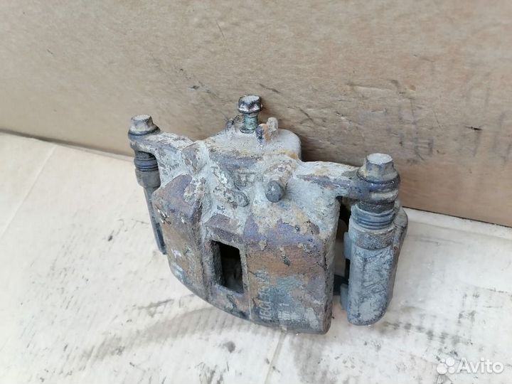 Суппорт передний левый Honda Civic 4D