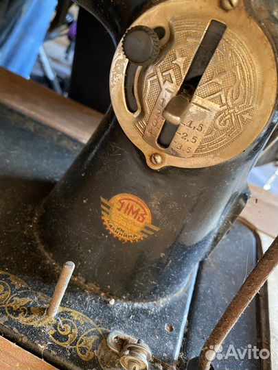 Швейная машина на чугунном подстолье