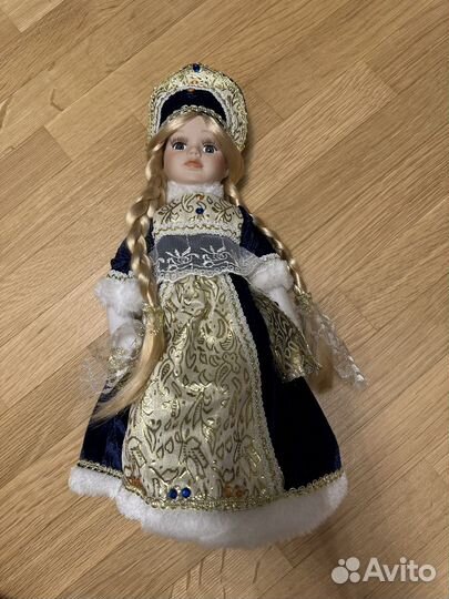 Кукла фарфоровая