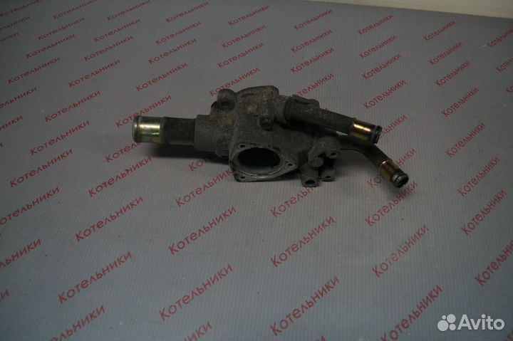 Nissan 11061-AU300 Корпус термостата