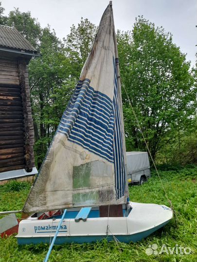 Лодка Романтика с парусом