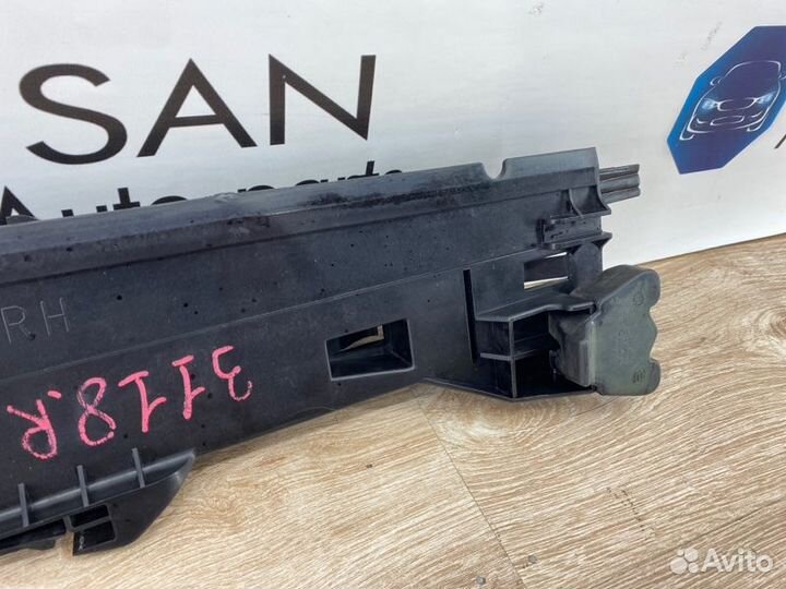 Кронштейн радиатора правый Bmw X5 Рест E70 рест