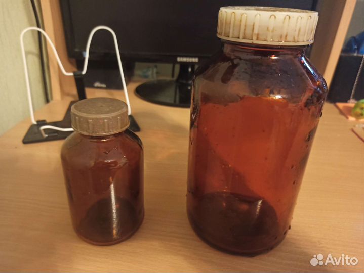 Банка из темного стекла