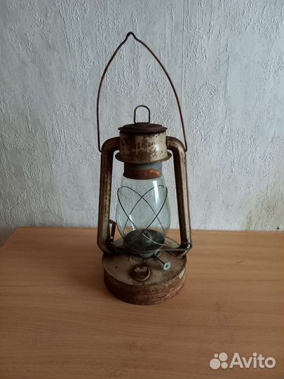 Старинный керасиновый фонарь