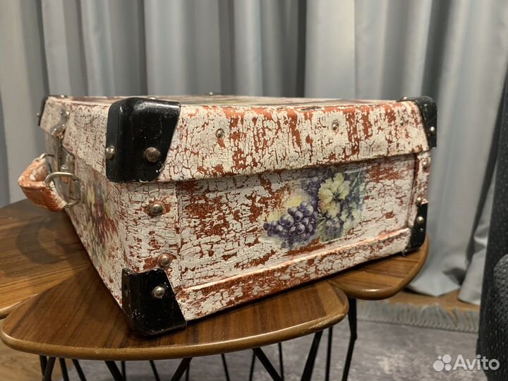 Интерьерный чемодан