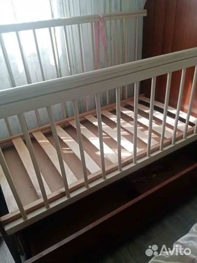 Детская кроватка с продольным маятником