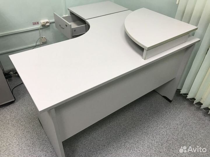 Угловой письменный стол