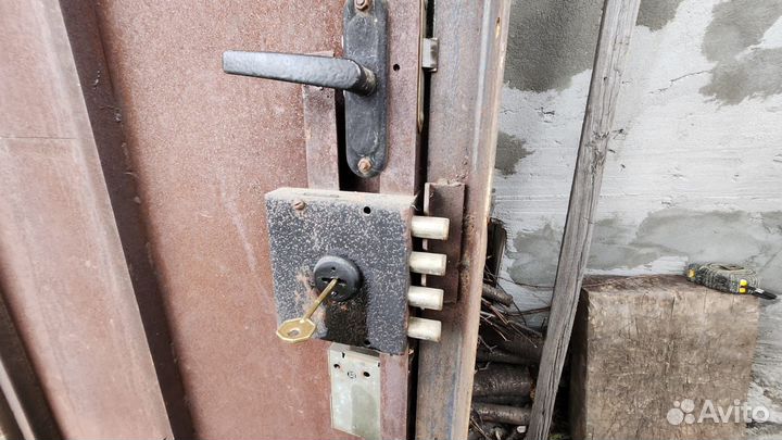 Металлическая дверь