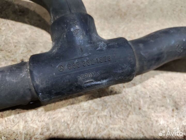 Патрубок системы охлаждения Mercedes W638 Vito