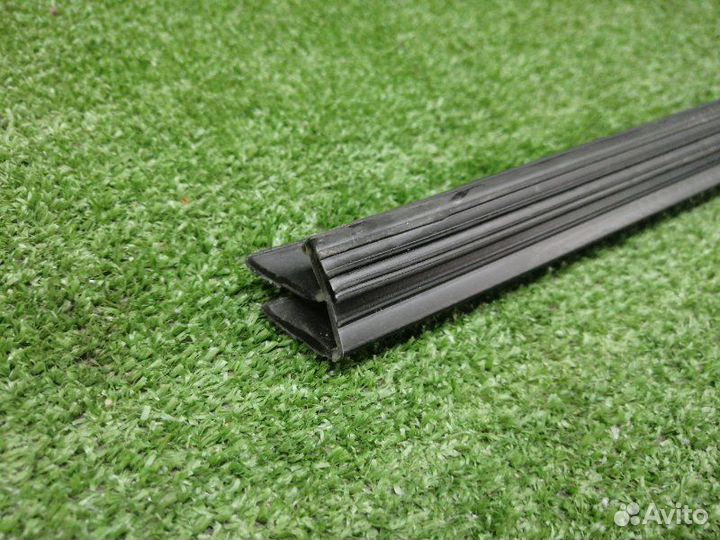 Уплотнитель стекла двери задний правый Audi Q3 8UB