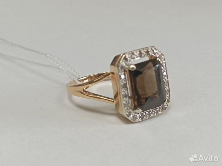 Золотое кольцо с дымчатым кварцем и фианитом