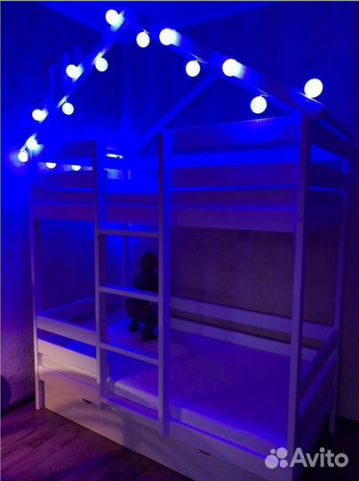 Двухъярусная кровать домик