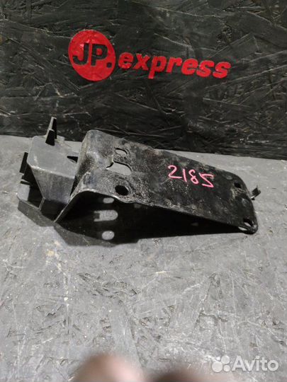 Кронштейн радиатора правый Bmw X1 E84 N46B20 2011