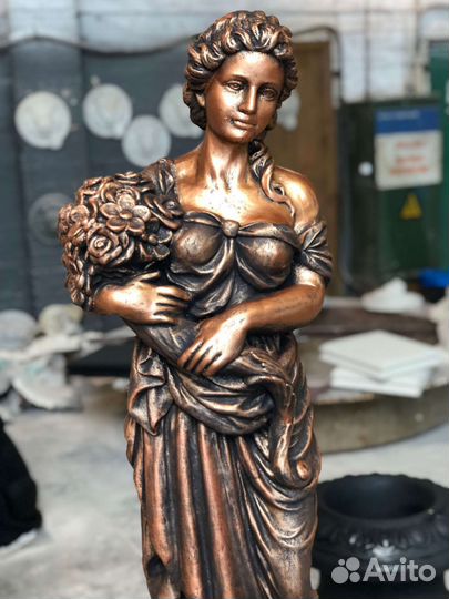 Скульптура девушки из бетона — Итальянка с букетом