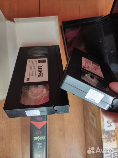 Видеокассеты VHS в пластиковых боксах, 11 штук