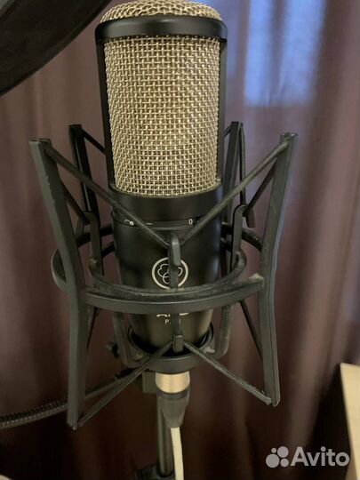 Студийный микрофон akg p220
