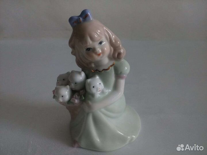 Фарфоровая статуэтка Девочка с котятами