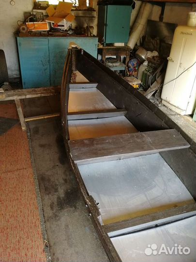 Деревянная лодка под мотор