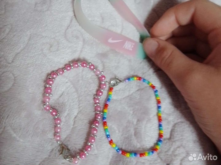 Два браслета из бисера и браслет nike в подарок