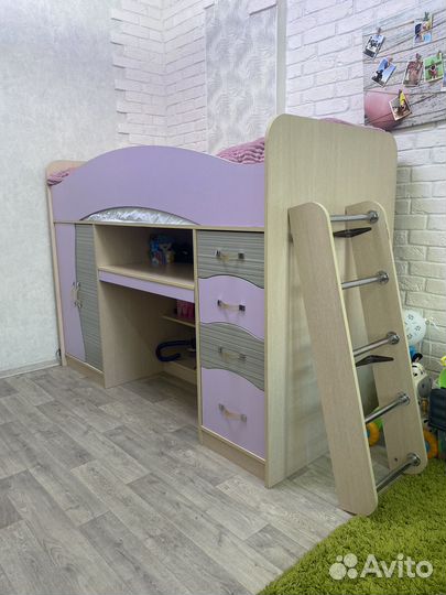Детская кровать чердак со столом и шкафом