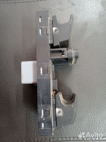 Блок управления стеклоподьемниками Volkswagen Golf