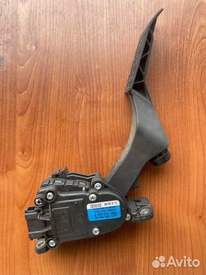 Педаль газа Vw Multivan T5 AXD 2008