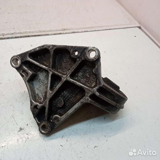 Кронштейн полуоси Peugeot 406 рест. 2001