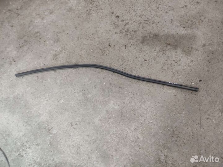 Renault Sandero 1 уплотнитель капота