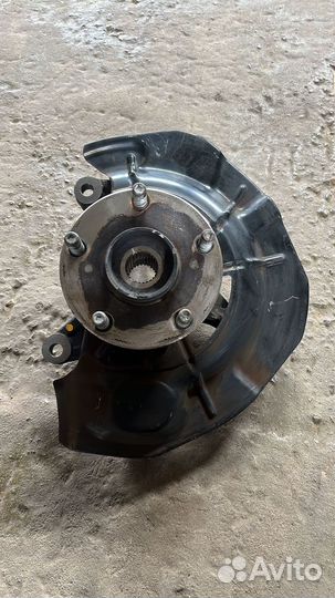 Левый передний поворотный кулак Toyota Camry 40