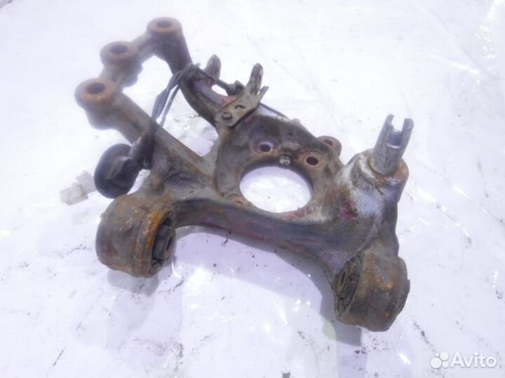 Кулак задний правый Мазда