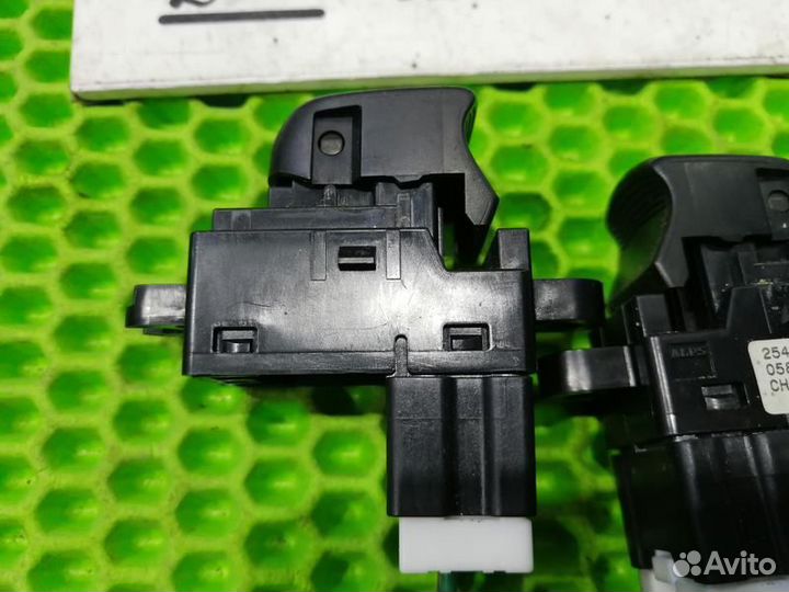 Кнопка заднего стеклоподъемника Nissan Juke F15